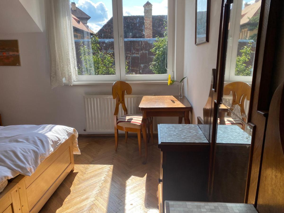 בראשוב Rose'S Oldtown Apartment מראה חיצוני תמונה