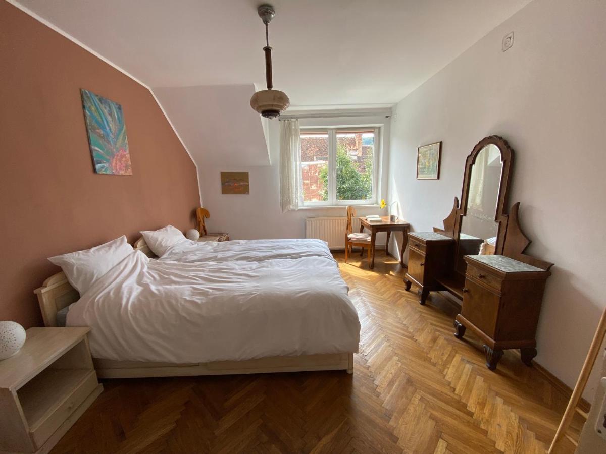 בראשוב Rose'S Oldtown Apartment מראה חיצוני תמונה
