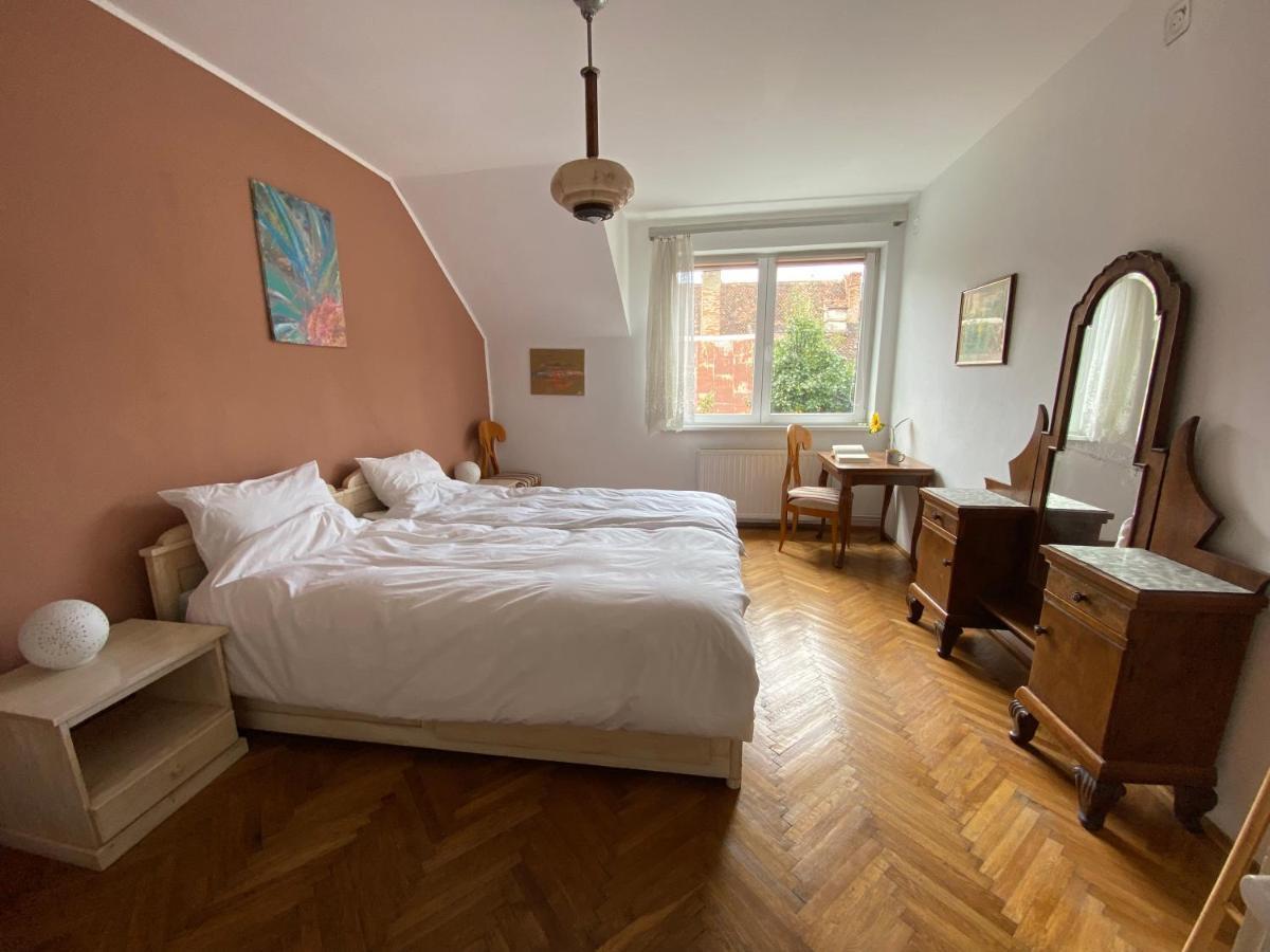 בראשוב Rose'S Oldtown Apartment מראה חיצוני תמונה